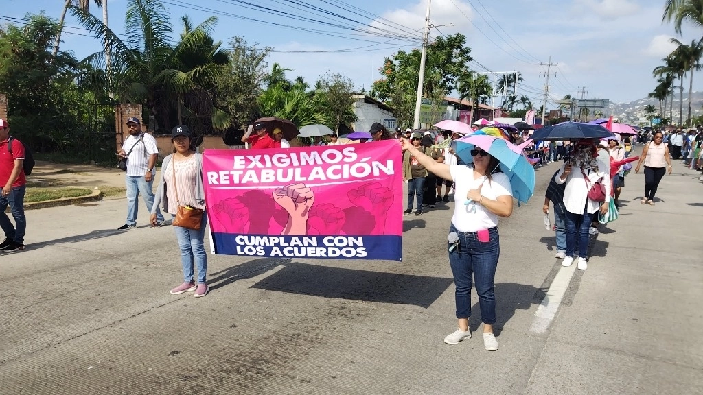 Los manifestantes hicieron un llamado a apoyar el movimiento contra la ley del ISSSTE. Foto Héctor Briseño  