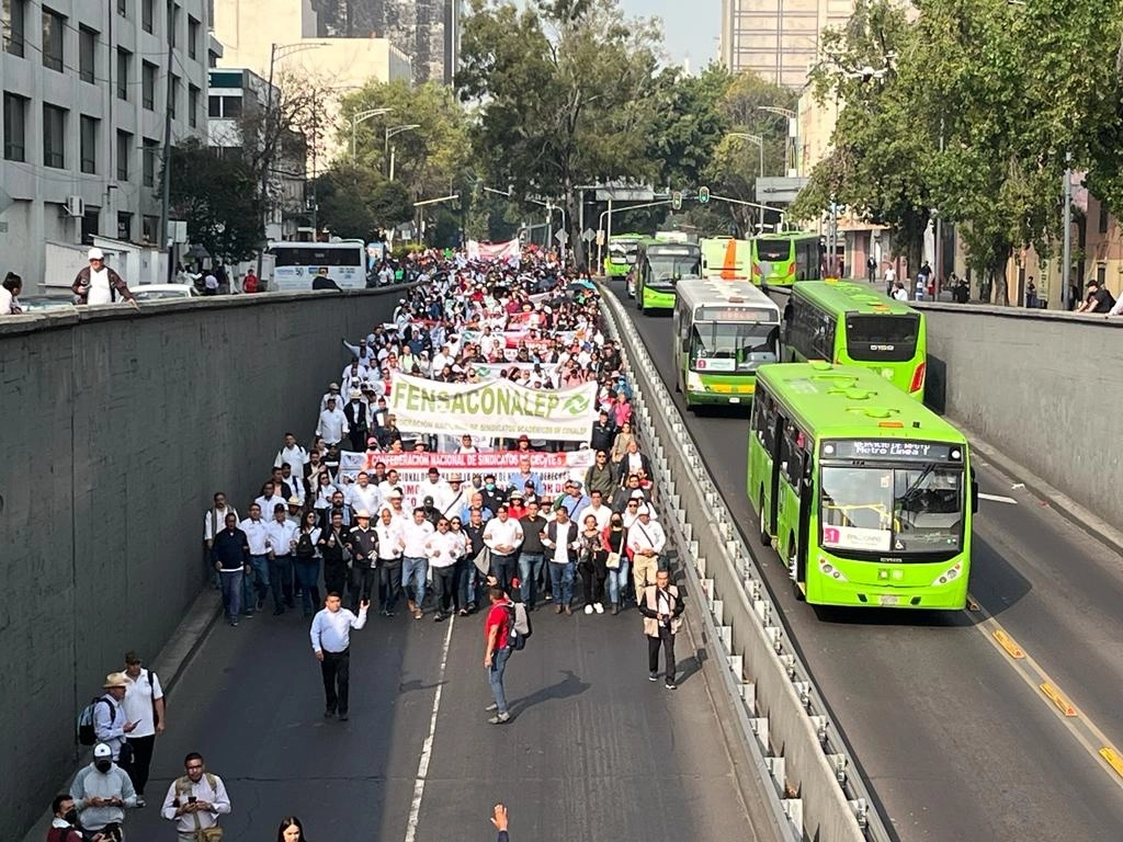 Profesores del CECyTEM realizan marcha que parte del Zócalo capitalino para dirigirse a San Lázaro, en la Ciudad de México, el 25 de octubre de 2022. Foto José Antonio López