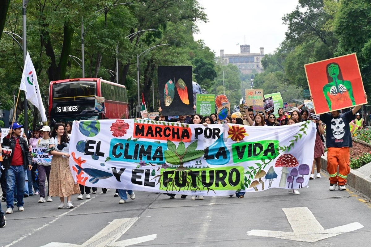 Distintas organizaciones de la sociedad civil, que trabajan por la defensa del territorio, la naturaleza y la justicia climática participaron en la Primera marcha por el clima, la vida y el futuro. El contingente avanzó de la Estela de Luz al Monumento a la Revolución, el 11 de octubre de 2025. Foto 