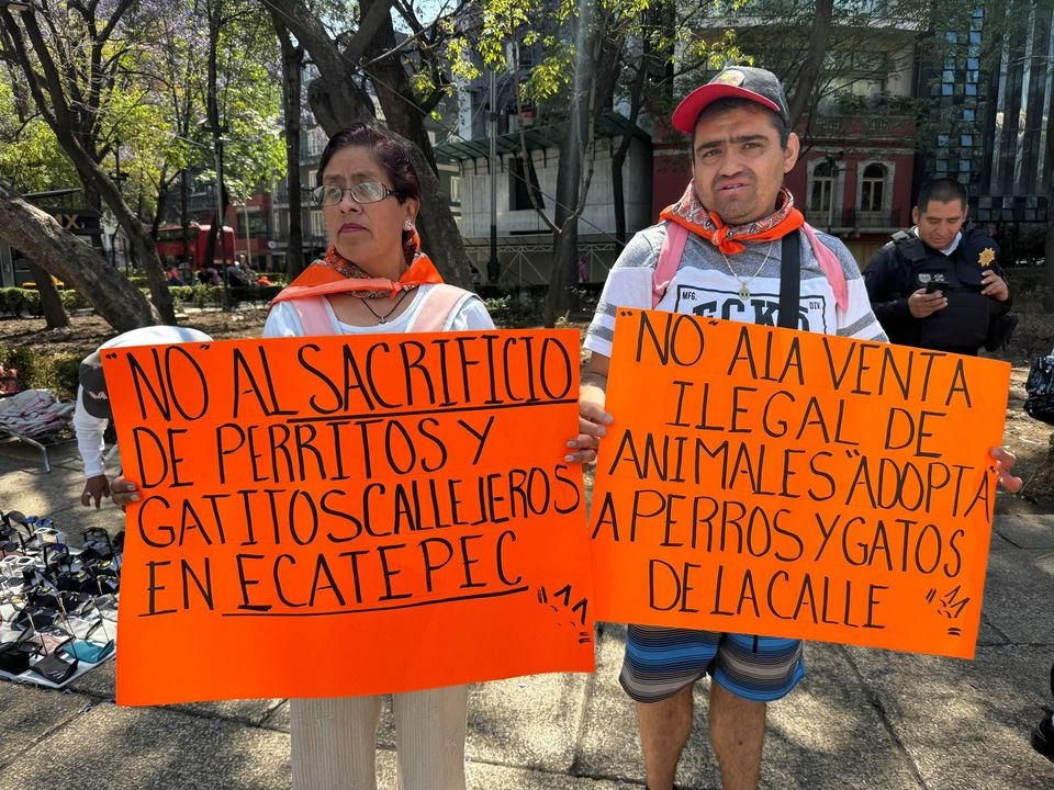 Ciudadanos se reúnen en la Glorieta del Ángel de la Independencia, en Paseo de la Reforma, para participar en la marcha nacional por los derechos de los animales 2025 “La niñez, los animales y un ambiente sano para todos”, en la Ciudad de México, el 30 de marzo de 2025.
