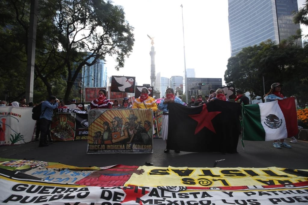 Diversos contingentes durante la marcha del Ángel de la Independencia al Zócalo capitalino. Foto Yazmín Ortega