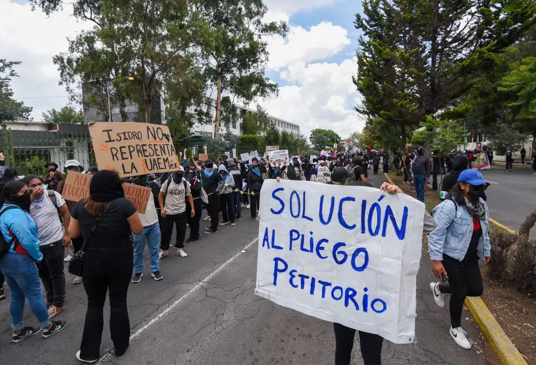 Estudiantes universitarios tomaron de nueva cuenta las calles de Toluca para expresar su rechazo al proceso electoral universitario. Foto