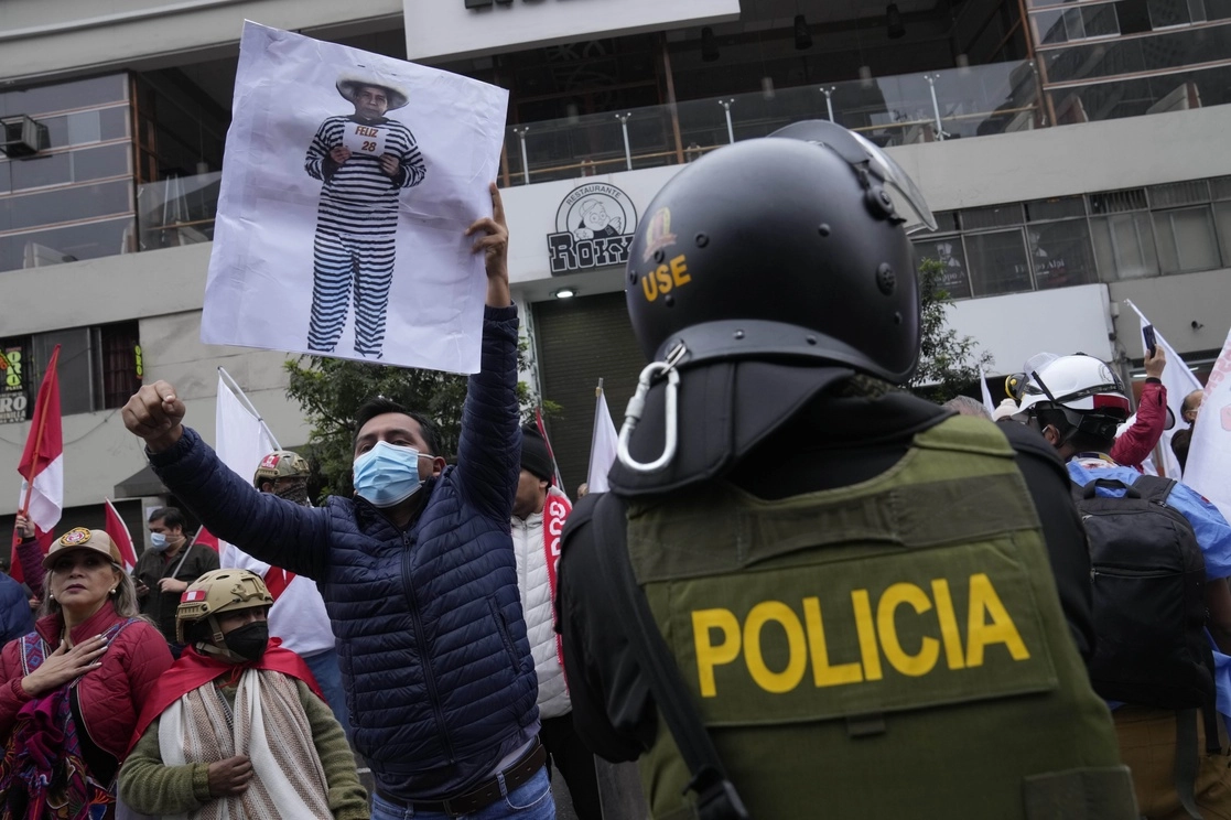 Al grito de "¡Fuera Castillo, fuera!", cientos de manifestantes marcharon rumbo al Congreso para reclamar la renuncia del presidente izquierdista Pedro Castillo, el 28 de julio de 2022. Foto Ap 