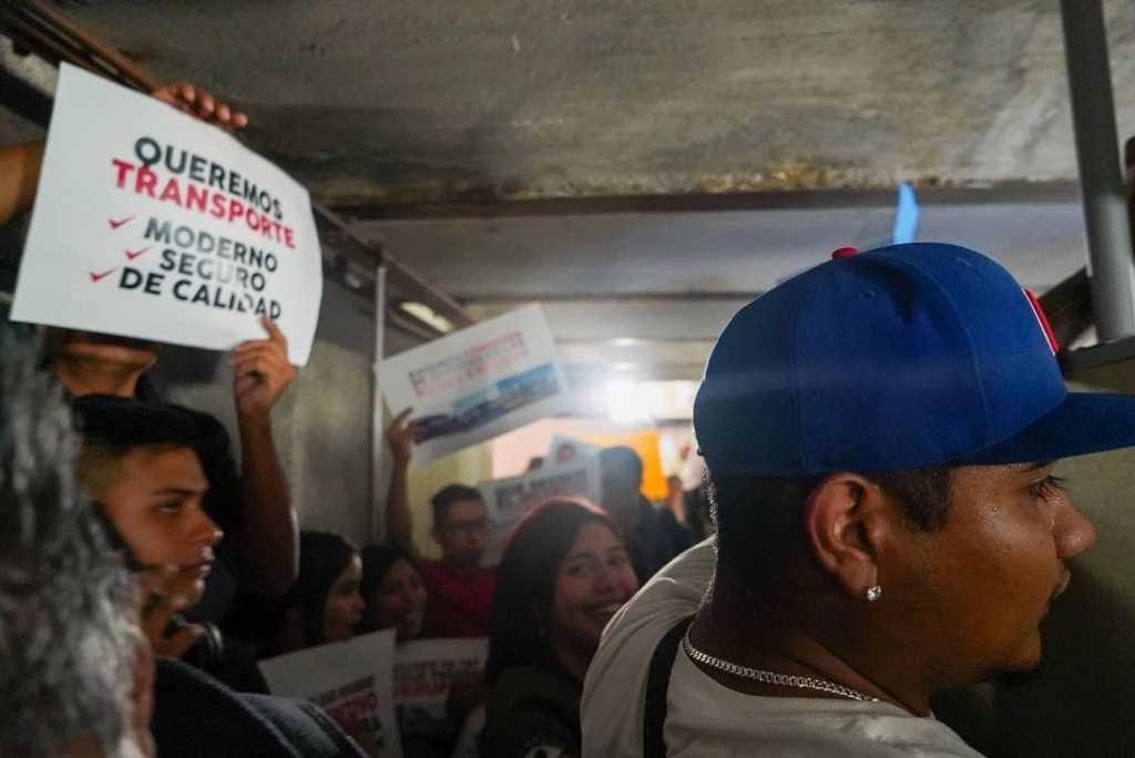 El grupo de manifestantes lanzó proclamas  en contra del Gobernador Samuel García Sepúlveda , portando pancartas  con mensajes como ''¿Cuál nuevo Nuevo León?'', ''Al tarifazo ¡riscazo!'' y ''¡Revocación de mandato ya!''. Foto Cuartoscuro/ Archivo 