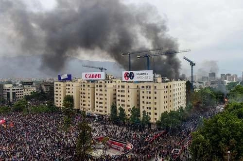 Imagen de la Universidad Pedro de Valdivia, incendiada después de una protesta contra el gobierno del presidente chileno Sebastián Piñera en Santiago. Foto Afp
