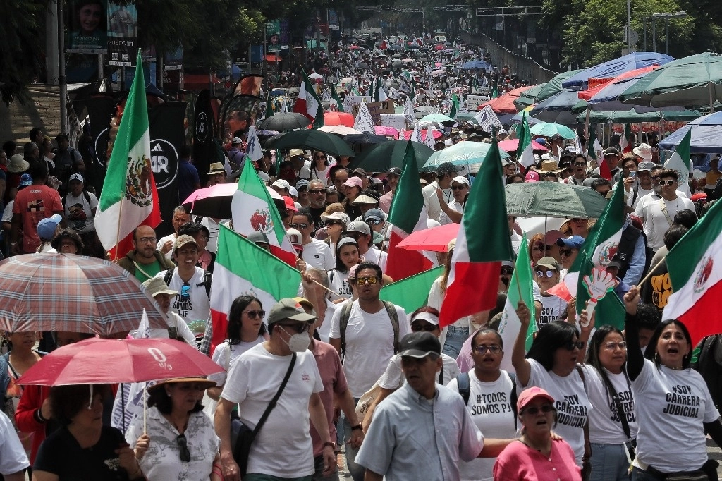Al insistir en que la enmienda al Poder Judicial –que será dictaminada hoy por diputados– vulnera sus derechos laborales y representa un retroceso en el sistema de justicia en México, cientos de trabajadores, ciudadanos y actores políticos se movilizaron ayer del Monumento a la Revolución a la sede de la Suprema Corte (en la imagen). Foto Marco Peláez