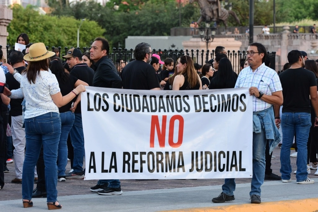 En la imagen, trabajadores del Poder Judicial marchan por las calles de Monterrey en rechazo a la reforma judicial, el pasado viernes. Foto Tomada de Facebook J Alberto C. Guerrero