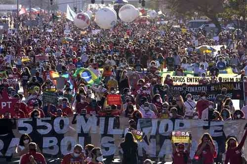 Manifestación en la Explanada de Ministerios en Brasilia. La manta del frente dice "¡550 mil muertos, Bolsonaro!". Foto Ap