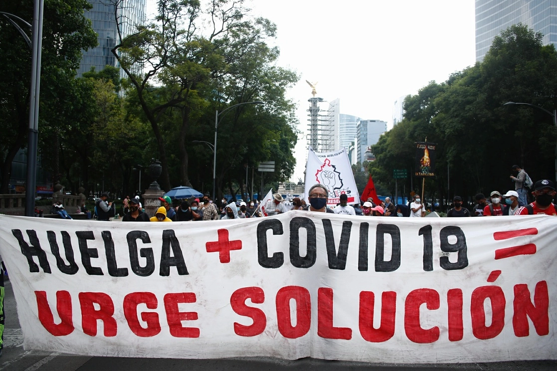 Integrantes de diversas organizaciones a su paso por Paseo de la Reforma. Foto Víctor Camacho