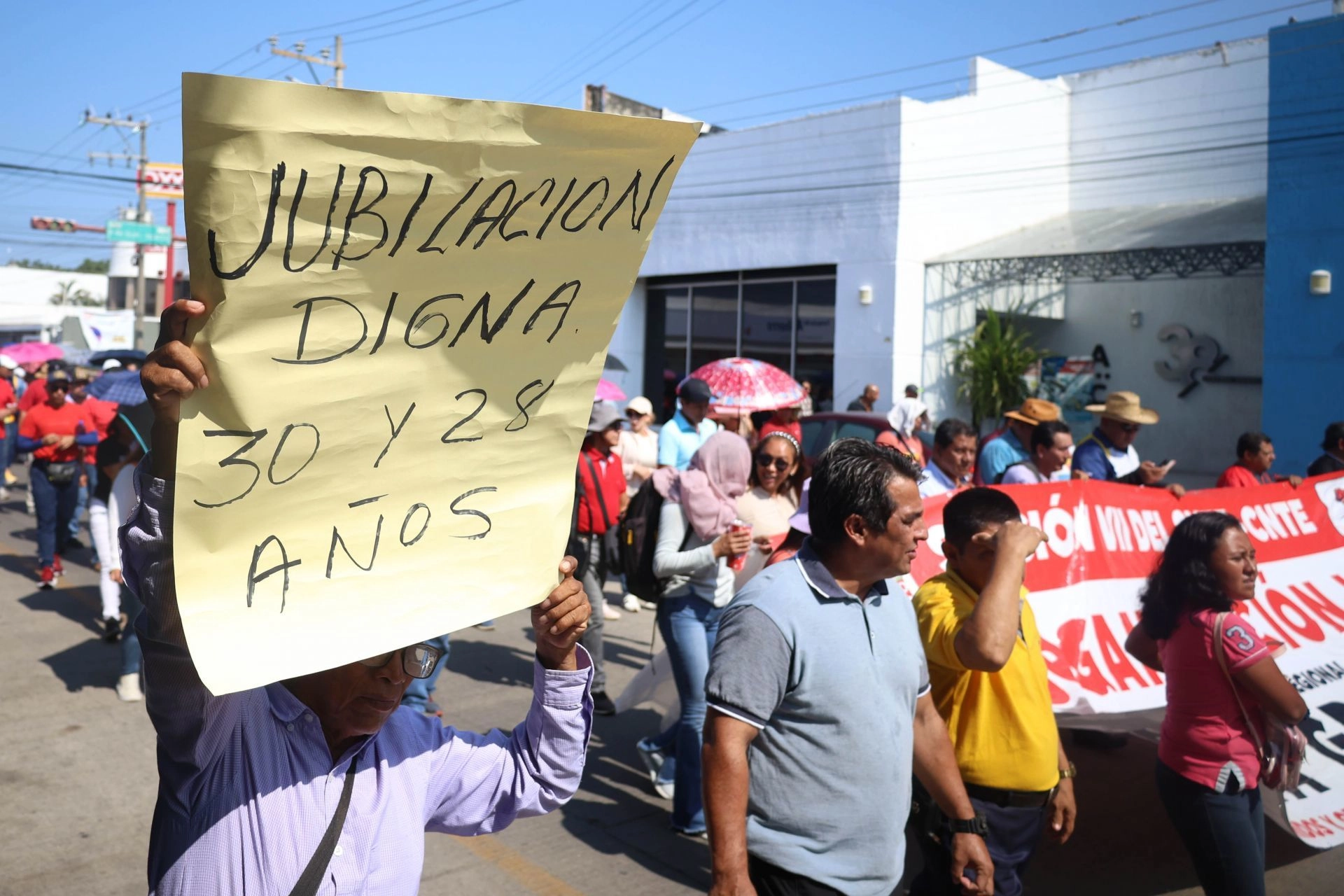 Maestros en Chiapas marchan en la región Costa Grande, en Tapachula, contra la reforma a la Ley del Issste. Foto