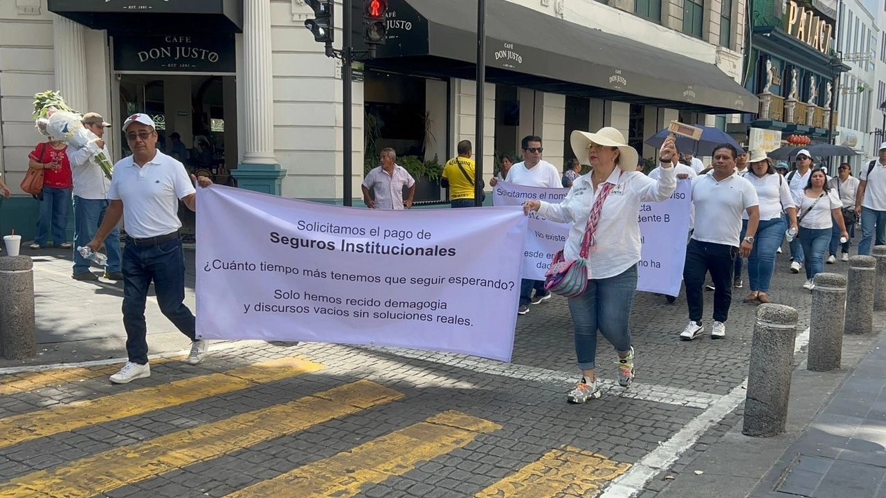 Un grupo de maestros pertenecientes a diversas organizaciones sindicales salió a las calles de la capital veracruzana para exigir que el gobierno estatal atienda sus reclamos, entre los que destacan la asignación de horas de clase, pagos pendientes y mejoras en sus condiciones laborales.