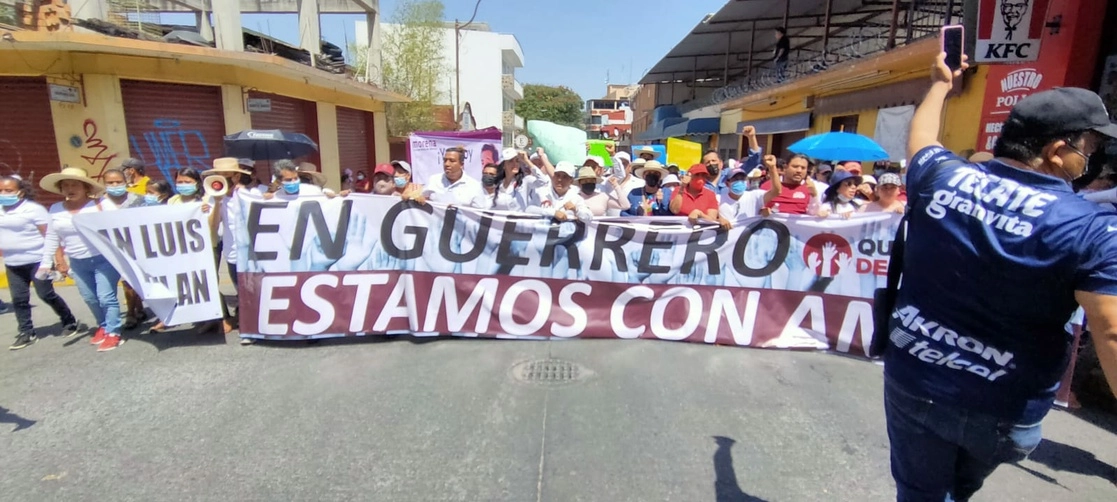 Miles marcharon en Chilpancingo para promover la consulta de revocación de mandato. Foto Sergio Ocampo