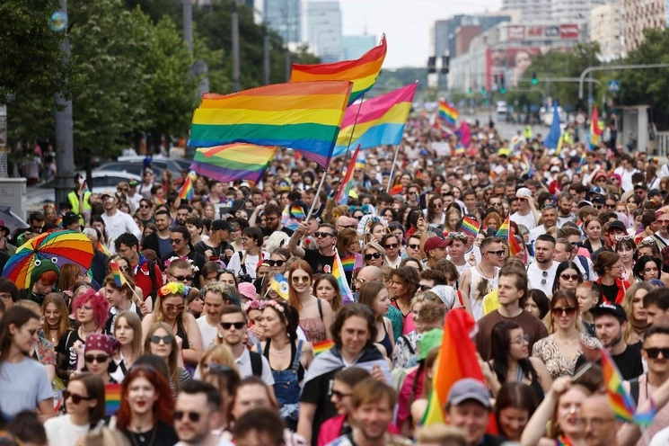 Marcha en apoyo a la comunidad LGTBQ en las calles de Varsovia, Polonia, el 17 de junio de 2023. Foto Afp