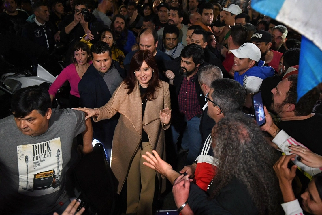 
La ex mandataria y actual vicepresidenta de Argentina, Cristina Fernández, saluda a sus partidarios afuera de su residencia en la capital Buenos Aires. Foto Afp 