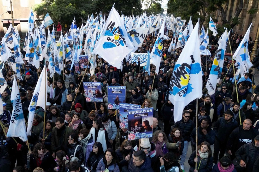 Partidarios de la ex presidenta argentina Cristina Fernández marchan en protesta contra su condena y arresto domiciliario en Buenos Aires, el 18 de junio de 2025. Foto 