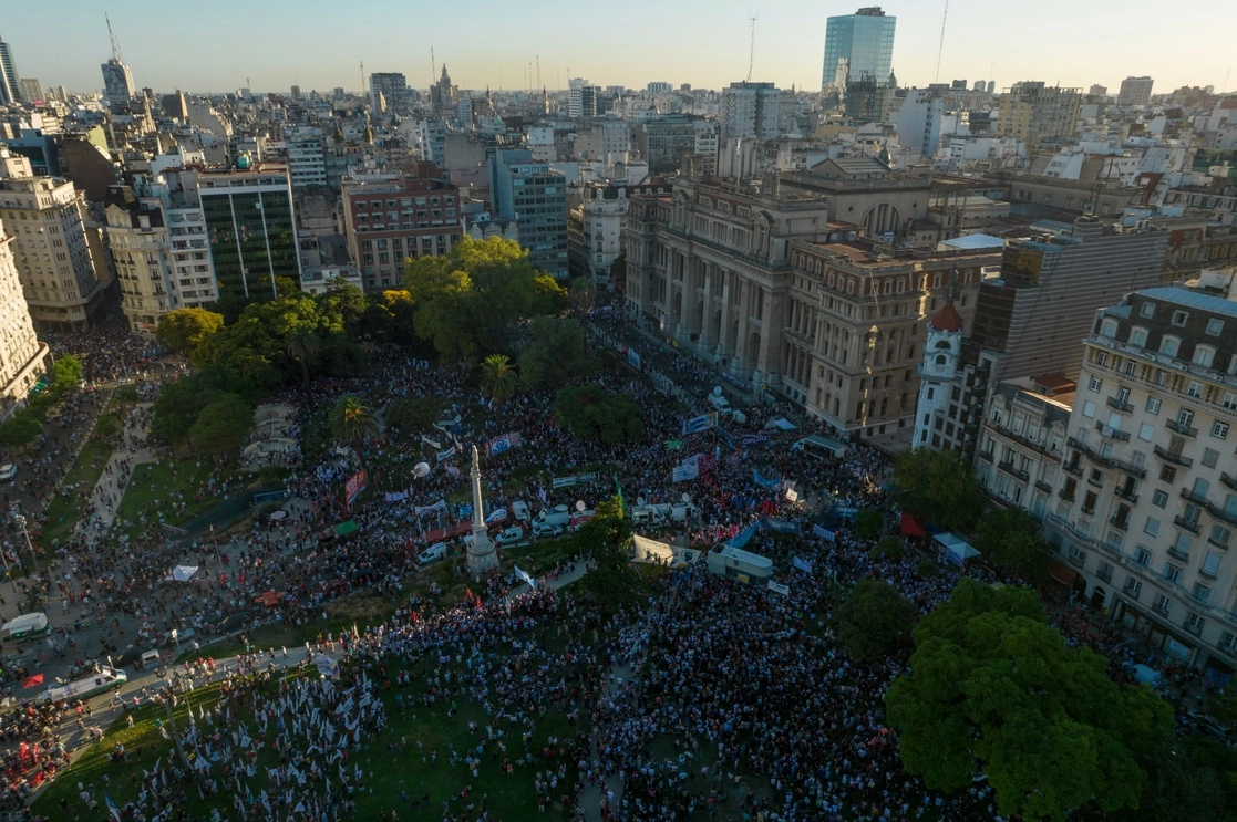 Protesta contra los jueces de la Corte Suprema frente al edificio del Palacio de Justicia en Buenos Aires, Argentina, el martes 1 de febrero de 2022. Foto Ap