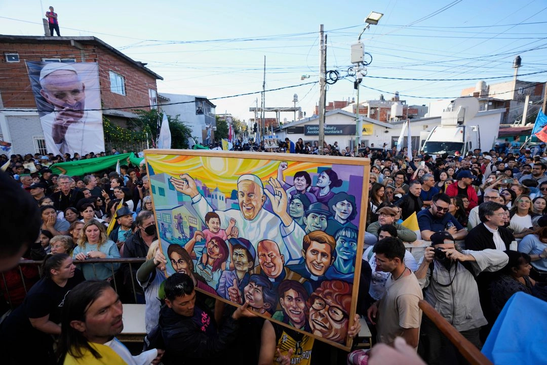Con imágenes del fallecido papa Francisco, miles de personas marchan en Argentina en contra de las políticas de ajuste del presidente Javier Milei. Foto  