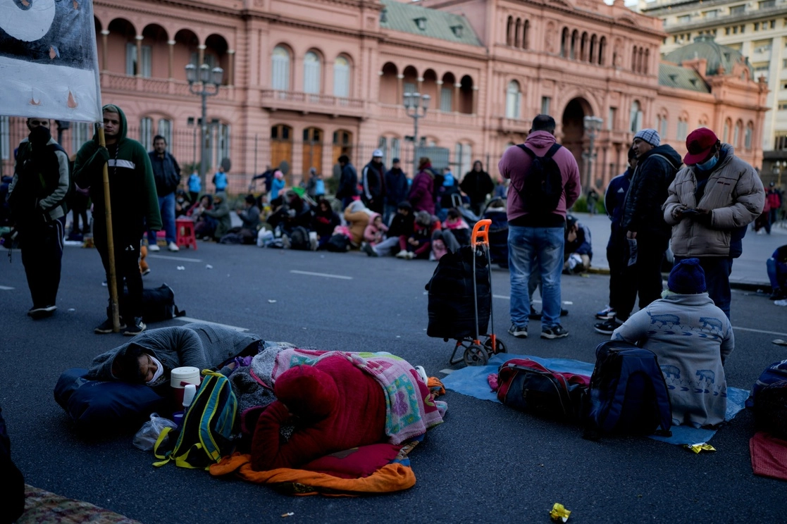 Manifestantes en Argentina exigen al nuevo ministro de Economía, Sergio Massa, acciones contra la desbordada inflación en el país sudamericano. Foto Ap
