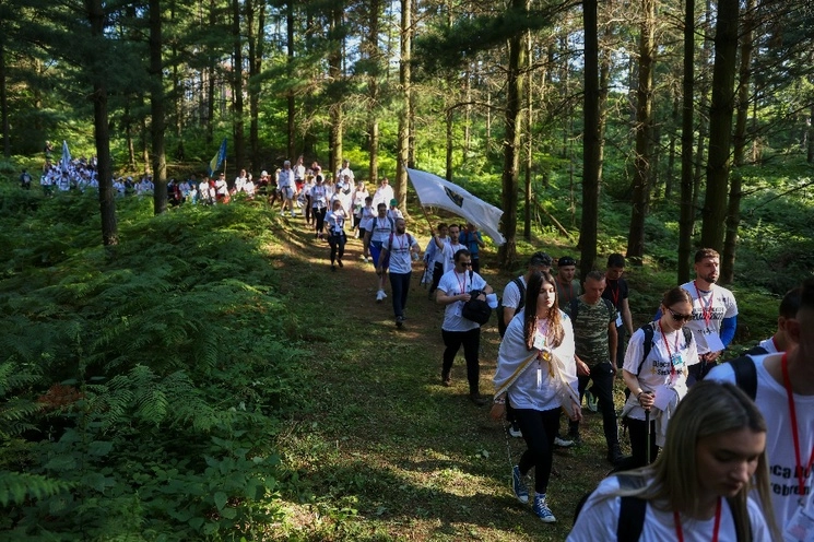 Marcha en memoria de la masacre de Srebrenica de 1995, en Nezuk, Bosnia, el sábado 8 de julio de 2023. Foto Ap