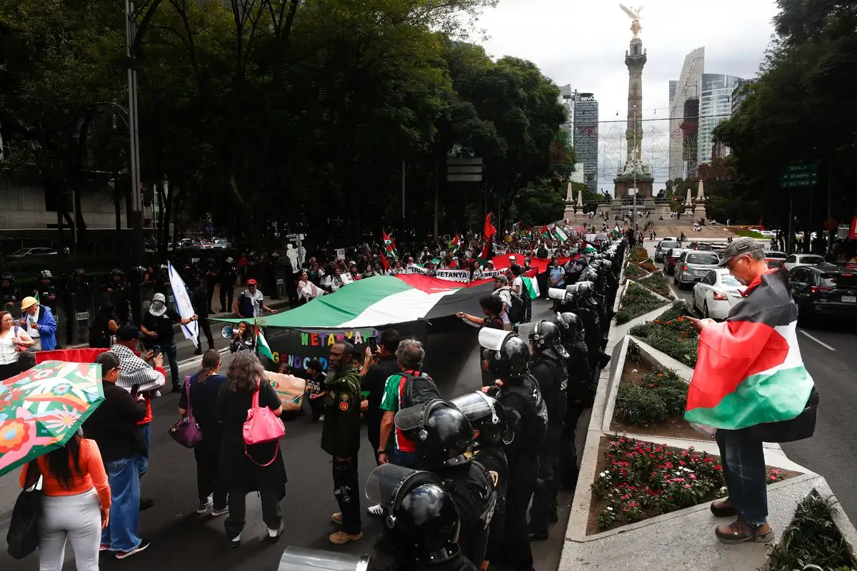Con la demanda de que el gobierno mexicano rompa relaciones con Israel y en solidaridad con la Flotilla Global Sumud, activistas y colectivos marchan la tarde de este sábado en la Ciudad de México. Foto