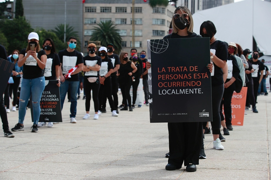 La organizacion A21 realizó la marcha denominada "Caminar por la ciudad", del Monumento a la Revolución al Ángel de la Independencia, para rememorar a las víctimas de trata de personas. Foto Víctor Camacho
