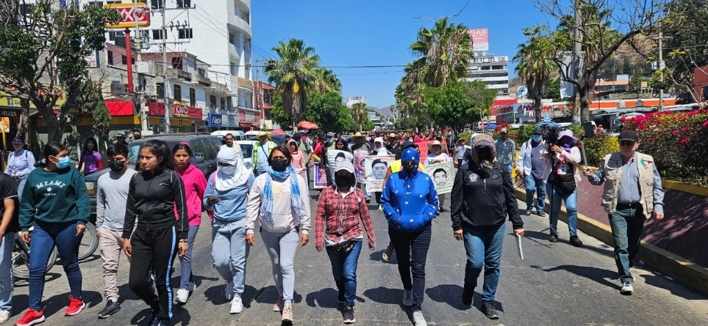 Padres de los 43 normalistas de Ayotzinapa encabezan la marcha en Chilpancingo, Guerrero, en la que participan unas tres mil personas. Foto Sergio Ocampo 