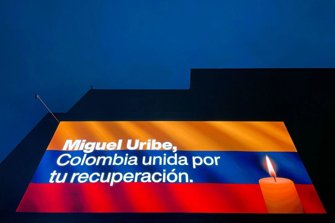 Una pantalla gigante, exhibida en el exterior de un centro comercial en Bogotá el 12 de junio de 2025, dice "Miguel Uribe, Colombia unida por tu recuperación" en apoyo al senador opositor Miguel Uribe, candidato presidencial que resultó herido de bala durante un evento político el 7 de junio. 