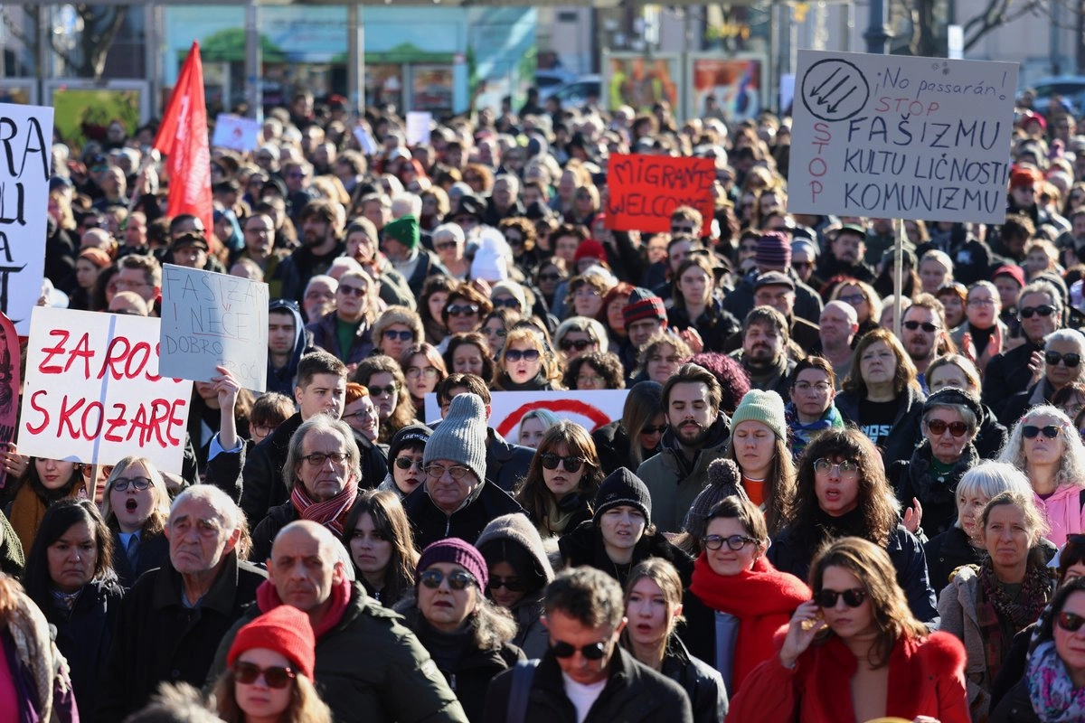 Miles de personas participaron en una marcha contra el apogeo de la ultraderecha y el fascismo en la capital Zegreb, Ucrania, el 30 de noviembre de 2025. Foto 
