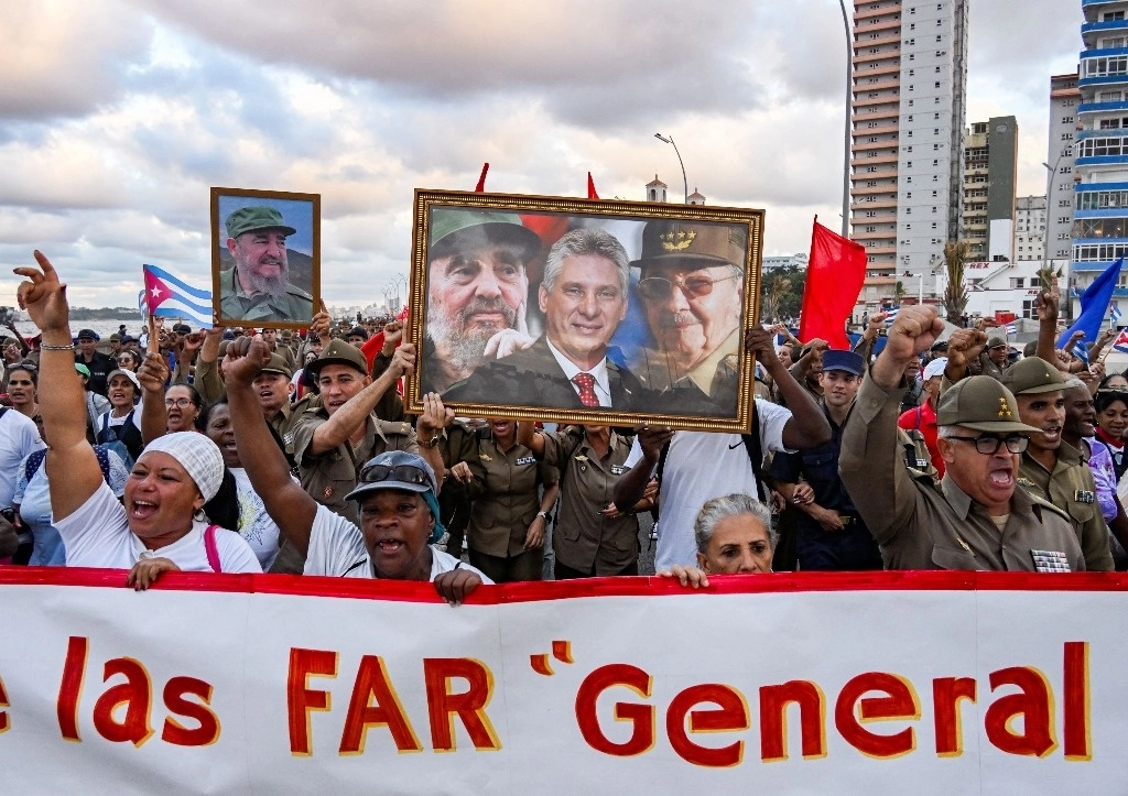 En La Habana, la masiva protesta contra las sanciones de Washington. Foto Afp