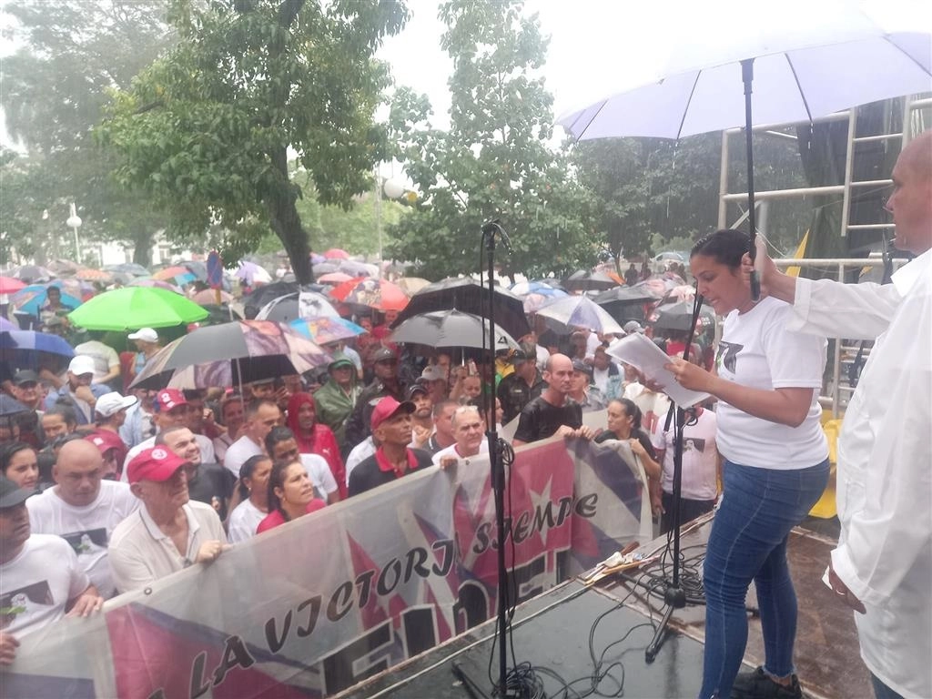 Al culminar el periplo, los manifestantes se reunieron en el centro de la urbe, frente a la casa de cultura Juan Marinello, a la vera del parque Leoncio Vidal, donde varios oradores exigieron el cese el fuego. Foto Prensa Latina.