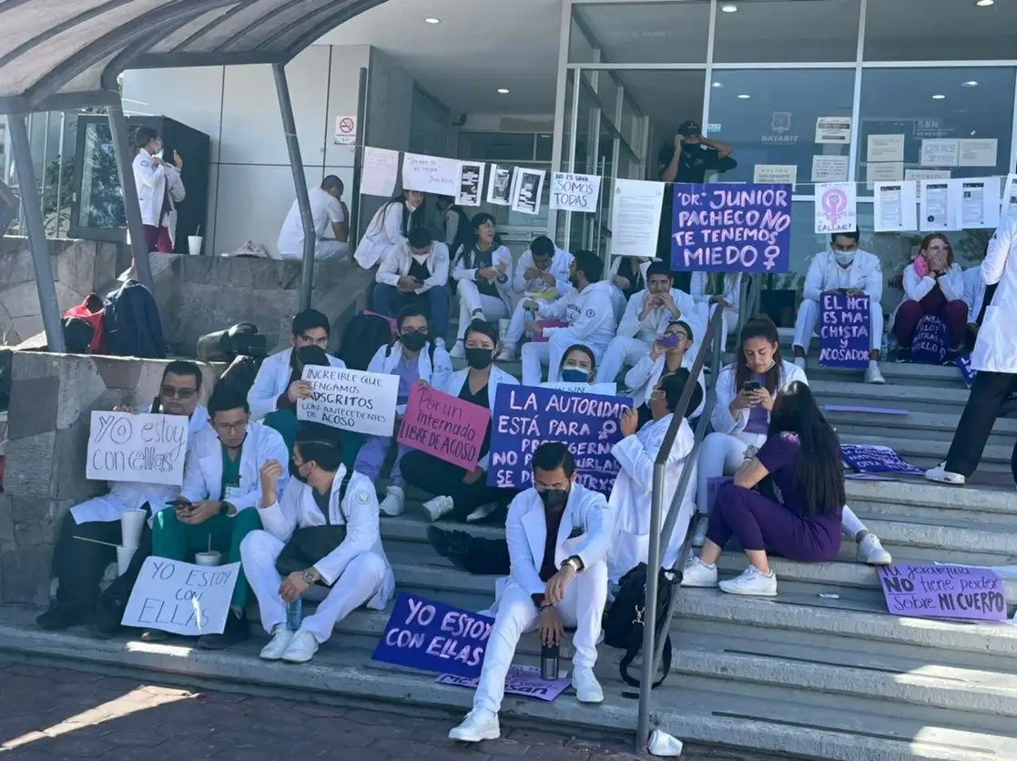 En el Hospital General de Tepic Dr. Antonio González Guevara, perteneciente a los Servicios de Salud de Nayarit, residentes de ese espacio de salud, mujeres y hombres, se manifestaron por “Una residencia sin acoso”. Foto Myriam Navarro
