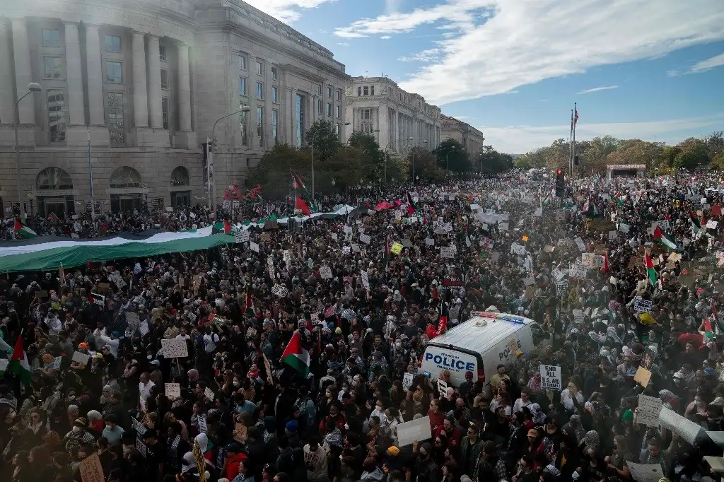 Manifestantes en apoyo a los palestinos se reúnen en La Plaza de la Libertad en Washington, DC, el 4 de noviembre de 2023. Foto Afp