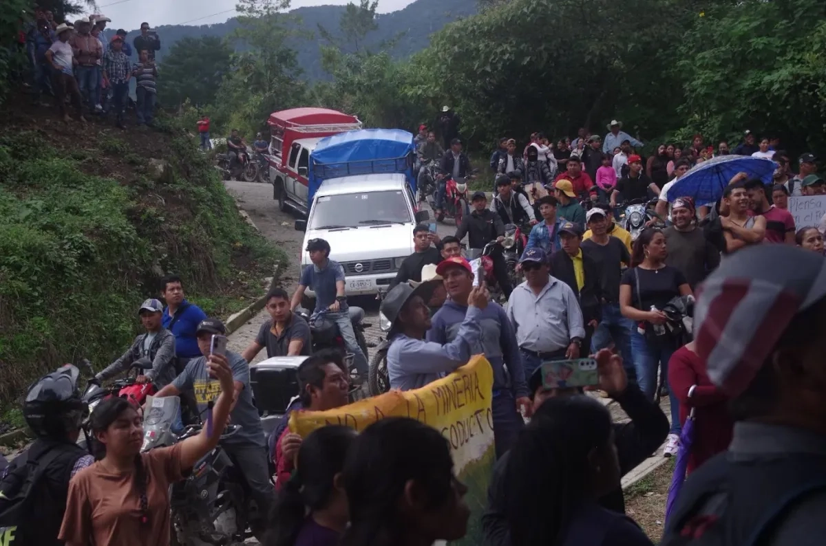 Manifestantes en la movilización del municipio de Rayón al de Pantepec, el viernes, aseguraron que de autorizarse trabajos de explotación, se va a acabar el agua en la zona en poco tiempo. 