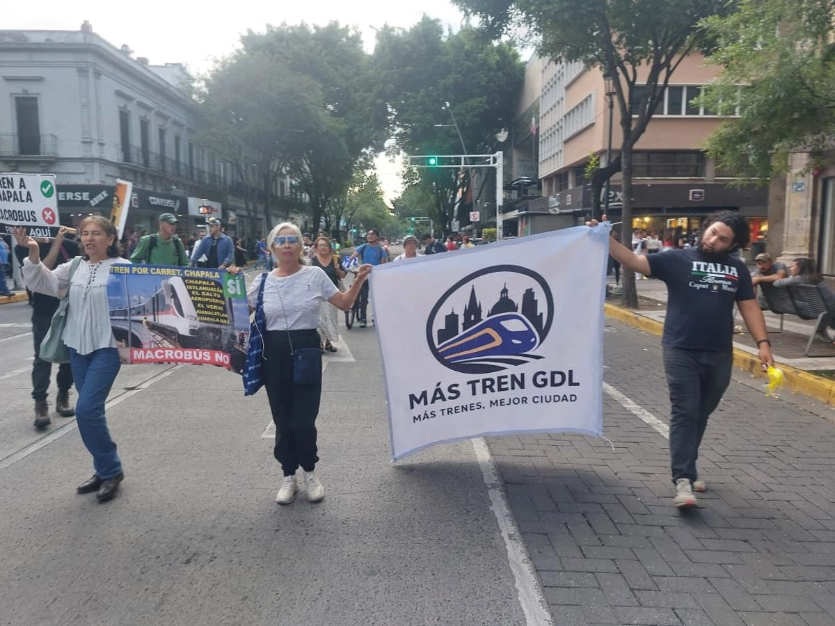 Aspectos de la tercera manifestación realizada este fin de semana en contra del Macrobús por ciudadanos que buscan que el gobernador emecista, Pablo Lemus, respete su compromiso de campaña y sea una nueva línea de Tren Ligero y no camiones concesionados a empresarios los que cubran la ruta entre el aeropuerto y Guadalajara.