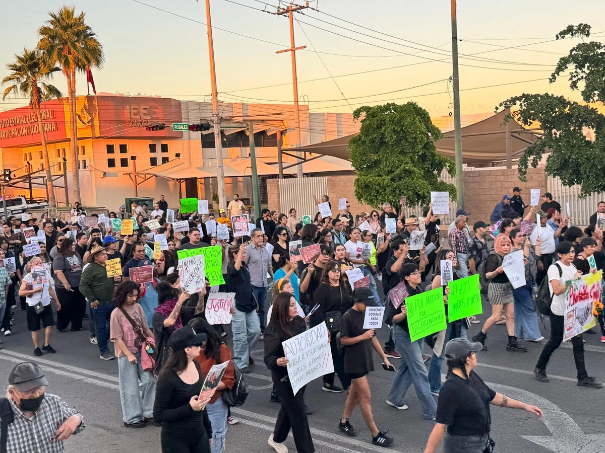 Decenas de personas pidieron que se investigue y no haya impunidad en el caso del incendio en la tienda Waldo's de Hermosillo. Foto