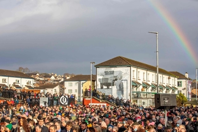 Durante la ceremonia en memoria de los asesinados por soldados en la marcha pacífica del 30 de enero de 1972 en Irlanda del Norte. Foto Afp