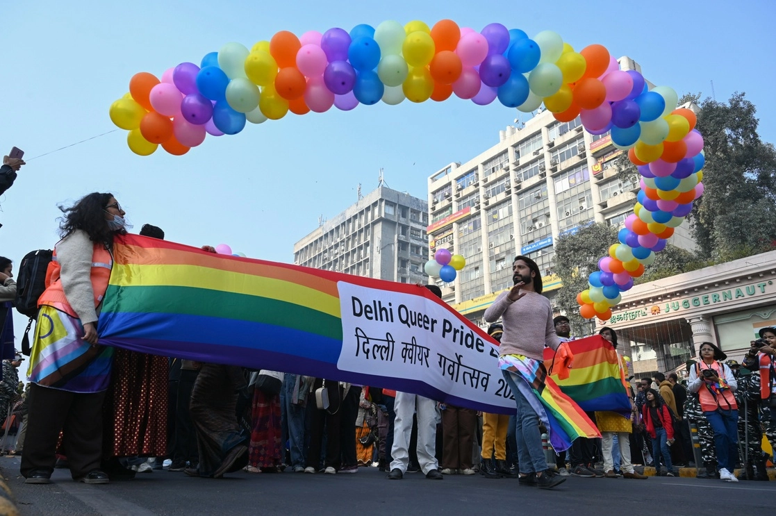 Miembros de la comunidad LGBTQ y sus simpatizantes llevan una bandera del arcoíris mientras marchan exigiendo la igualdad de derechos en el matrimonio en Nueva Delhi, India, el domingo 8 de enero de 2023. Foto Ap