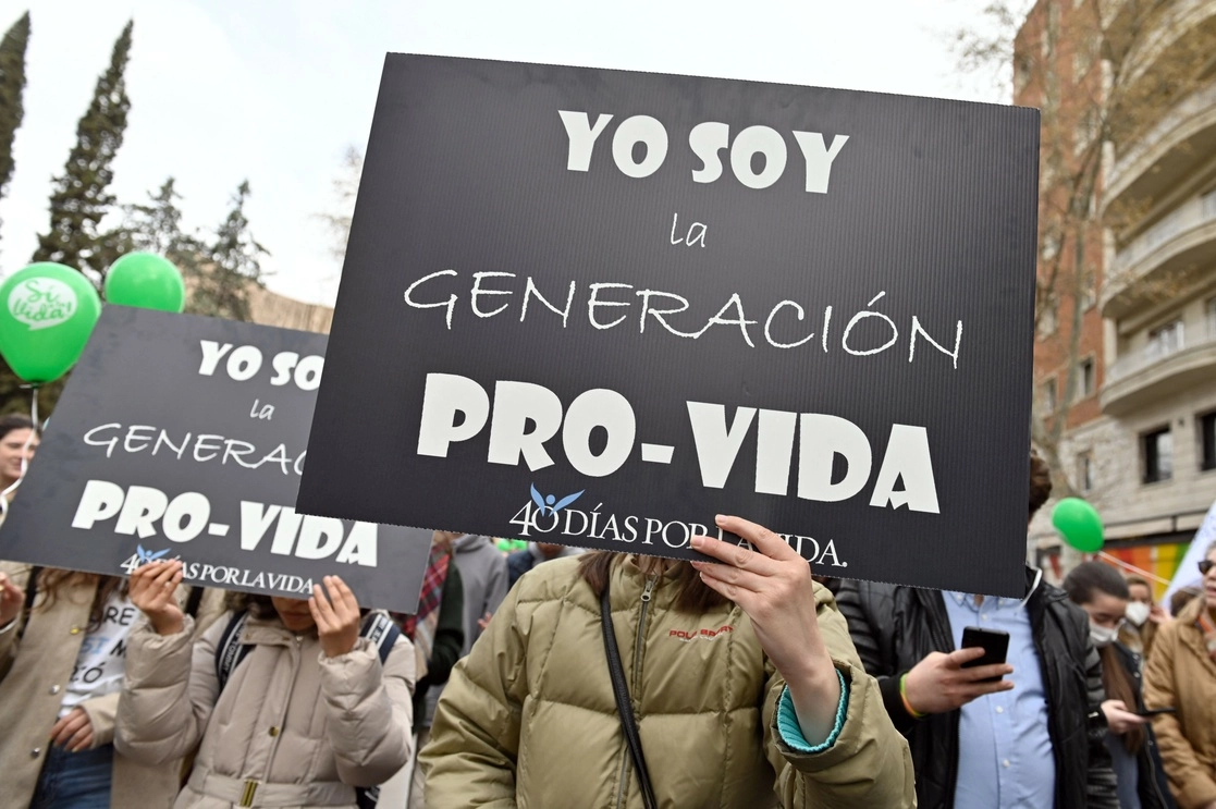 Se estimó en nueve mil el número de personas que se sumaron a la marcha antiaborto en calles de Madrid, España. Foto Afp 