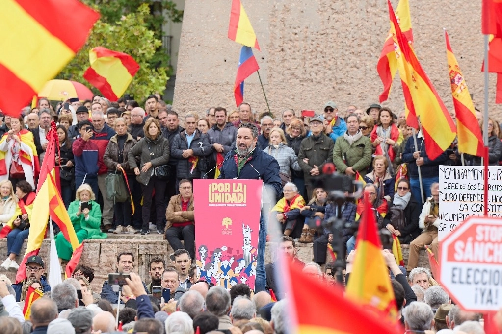 El líder de VOX, Santiago Abascal, interviene durante una manifestación bajo el lema, 'Defendamos la unidad’, en contra de la amnistía en la Plaza de Colón de Madrid, a 29 de octubre de 2023, en Madrid España. Foto Europa Press