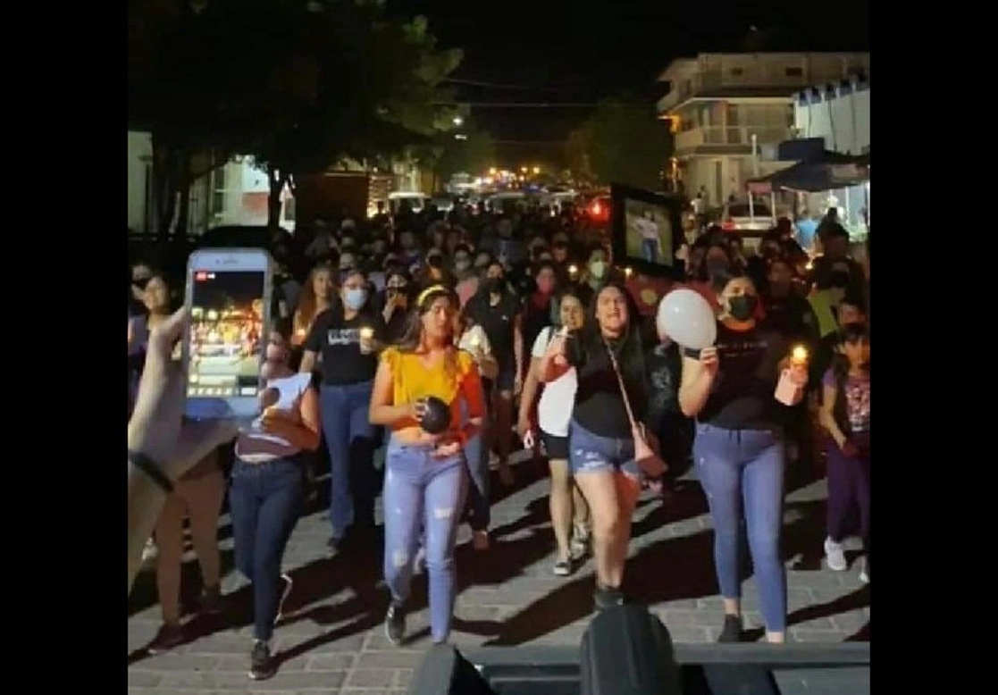 Un contingente marchó en Mazatlán para exigir justicia por el asesinato de Itzel “O”, de 20 años de edad, en el municipio de El Fuerte. Foto ‘La Jornada’