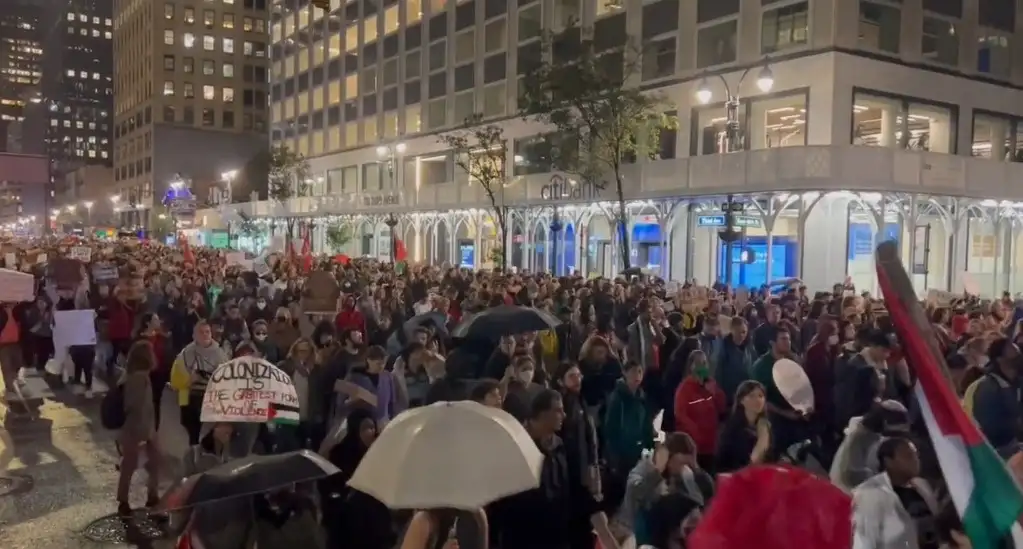 La marcha fue organizada por los Socialistas Demócratas de Estados Unidos, de la Ciudad de Nueva York, y una coalición diversa de grupos musulmanes, judíos y otros. Captura de pantalla tomada de un video de X.