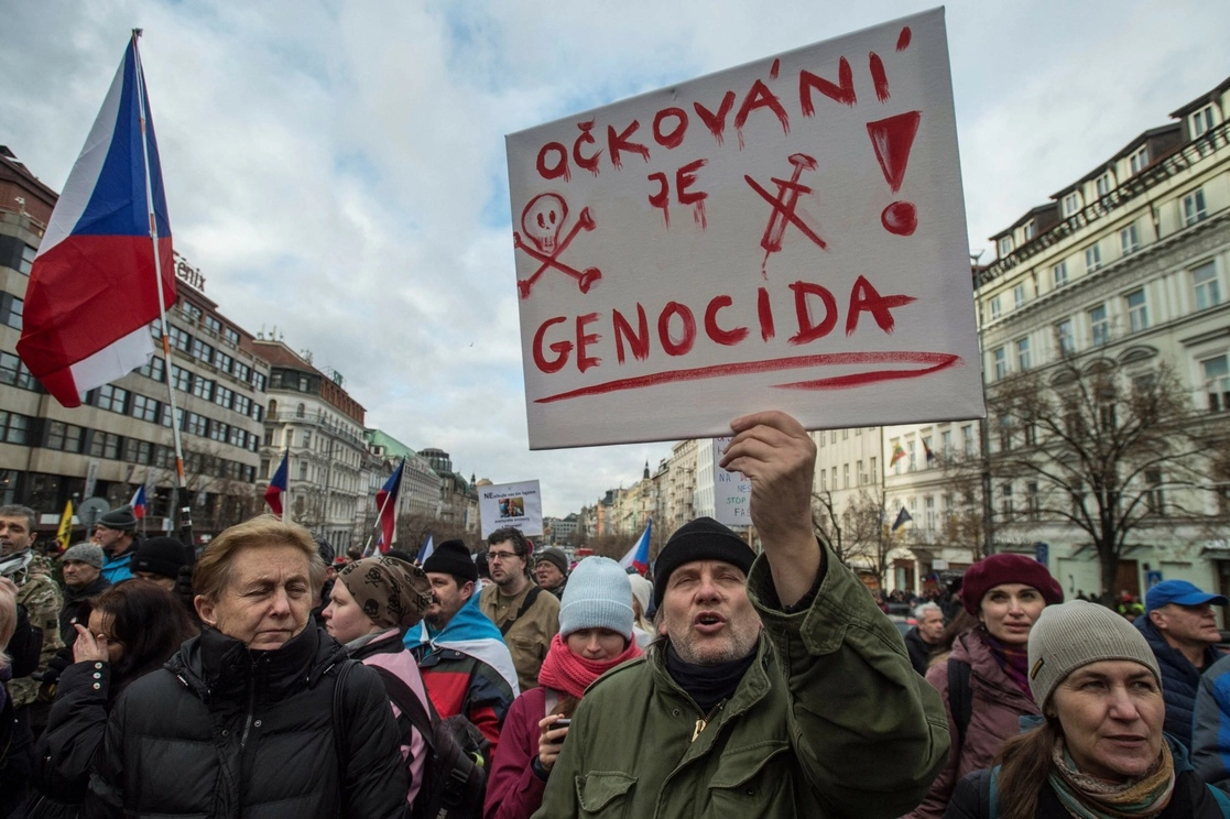 Cartel que dice "la vacunación es genocidio" durante una protesta contra la vacunación obligatoria de Covid-19 en Praga. Foto Afp