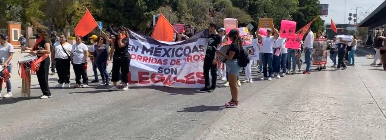 Los manifestantes se concentraron en la explanada del Centro Cultural Manuel Gómez Morín y de allí 
marcharon sobre la avenida Constituyentes, a un costado de la Alameda Miguel Hidalgo.