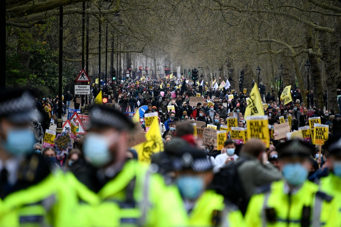 En ciudades como Londres, Manchester y Bristol, protestaron contra la ley que daría a la policía más poderes para detener las protestas. Foto Ap