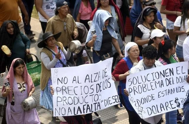 En Santa Cruz, Bolivia, unos tres mil comerciantes marcharon en contra de la escasez de dólares y combustible. Foto Afp