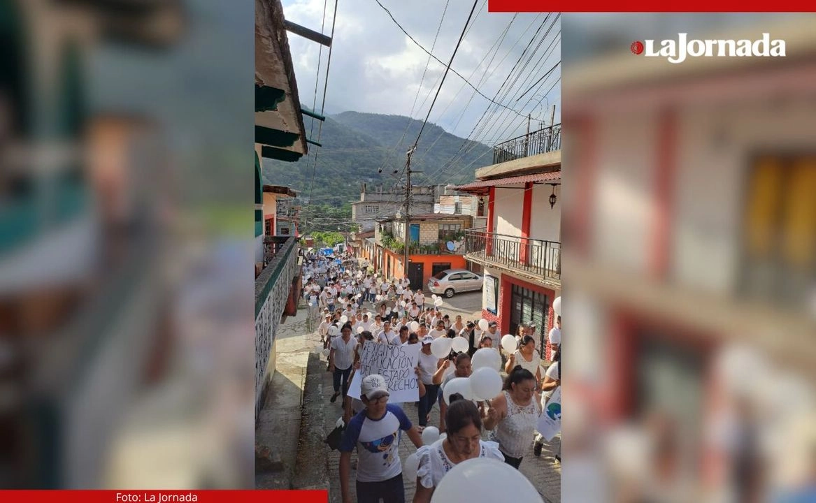Convocados por la denominada Comisión de diálogo y pacificación y los representantes de cada barrio, los habitantes de Tila, municipio situado en el norte de Chiapas, los pobladores marcharon este sábado por las principales calles del pueblo.
