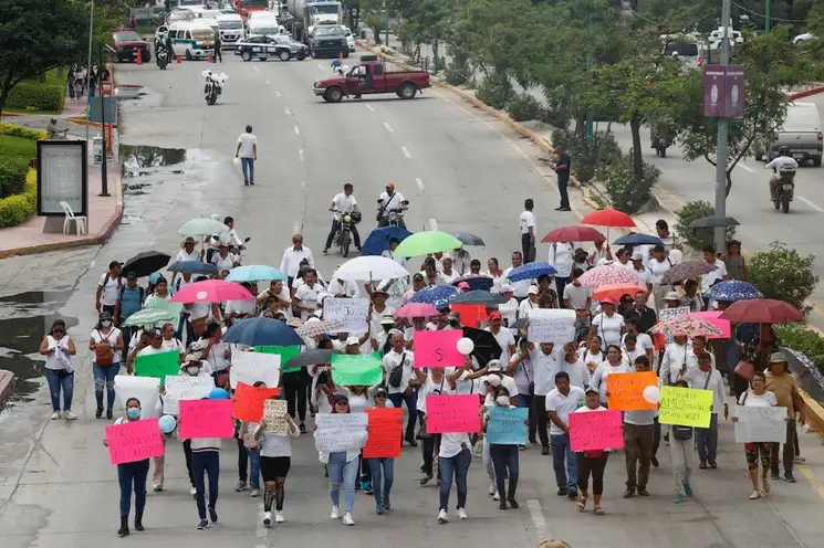 Familiares de los 16 policías secuestrados marcharon en la ciudad de Tuxtla Gutiérrez, Chiapas, para exigir su aparición, el 30 de junio de 2023. Foto Víctor Camacho