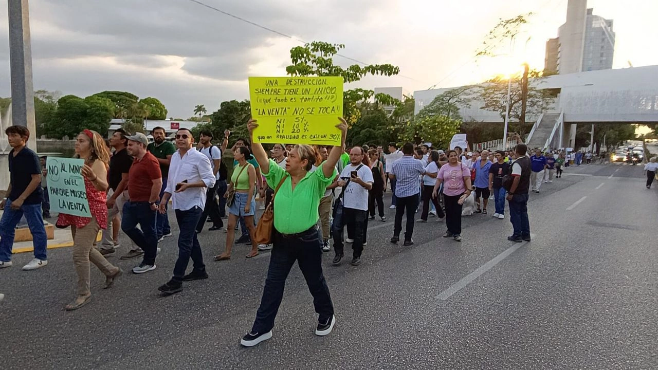 Durante la protesta los manifestantes portaban carteles con consignas de rechazo al nuevo museo, mientras otros reunían firmas para que no se lleve a cabo. Foto