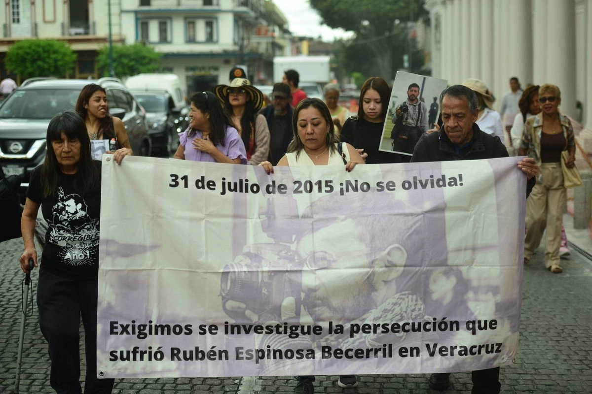 A casi 10 años del multihomicidio ocurrido en la colonia Narvarte de la Ciudad de México, familiares del fotoperiodista veracruzano Rubén Espinosa se manifestaron en Xalapa, Veracruz, el 26 de julio de 2025. Foto 

