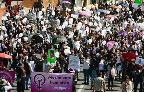 Unas 300 personas protestaron ayer en la plaza de armas, frente al palacio de gobierno de Zacatecas, para exigir al mandatario David Monreal Ávila que frene los homicidios contra mujeres y jóvenes en la entidad. Foto Alfredo Valadez